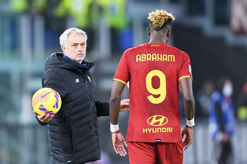 Tammy Abraham, alături de antrenorul de la AS Roma, Jose Mourinho // foto: Imago Images