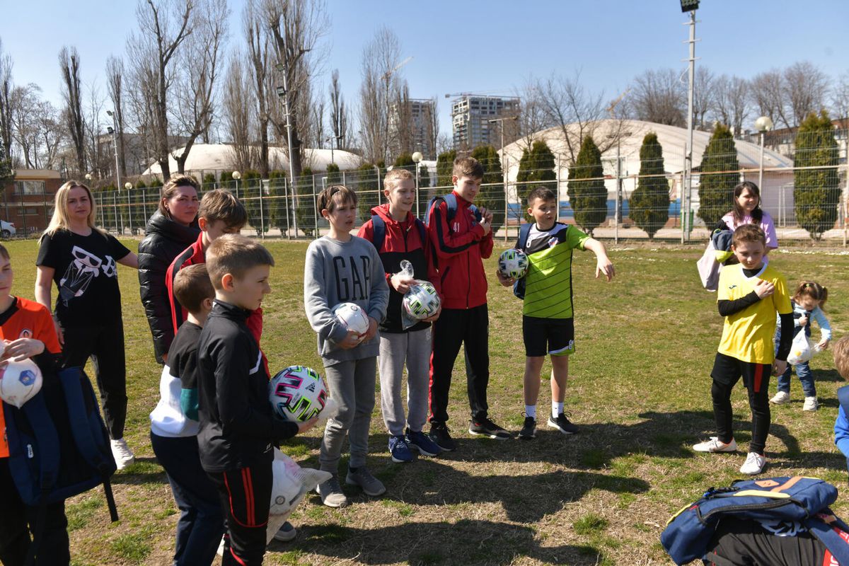 FRF, cadouri pentru copiii refugiați din Odesa » Puștii au primit bilete la amicalul România - Grecia