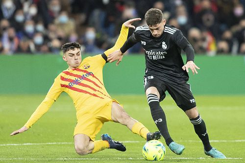 Pedri, într-un duel cu Fede Valverde în Real Madrid - Barcelona // foto: Imago Images