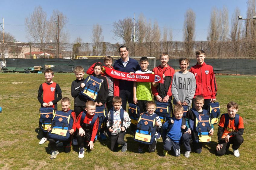 Federația Română de Fotbal a oferit în cursul zilei de joi echipamente, mingi și bilete la partida amicală România - Grecia unor copii refugiați din Odesa.  // foto: FRF.ro