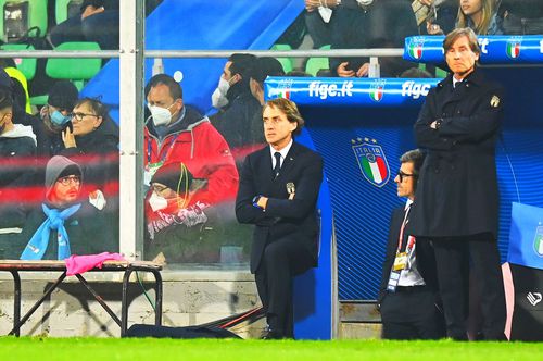 Italia va vedea de acasă al doilea Campionat Mondial la rând, după un șocant 0-1 cu Macedonia de Nord. Selecționerul Roberto Mancini (57 de ani) simte că echipa a fost lovită de un blestem. A refuzat să dea un verdict în privința viitorului său.