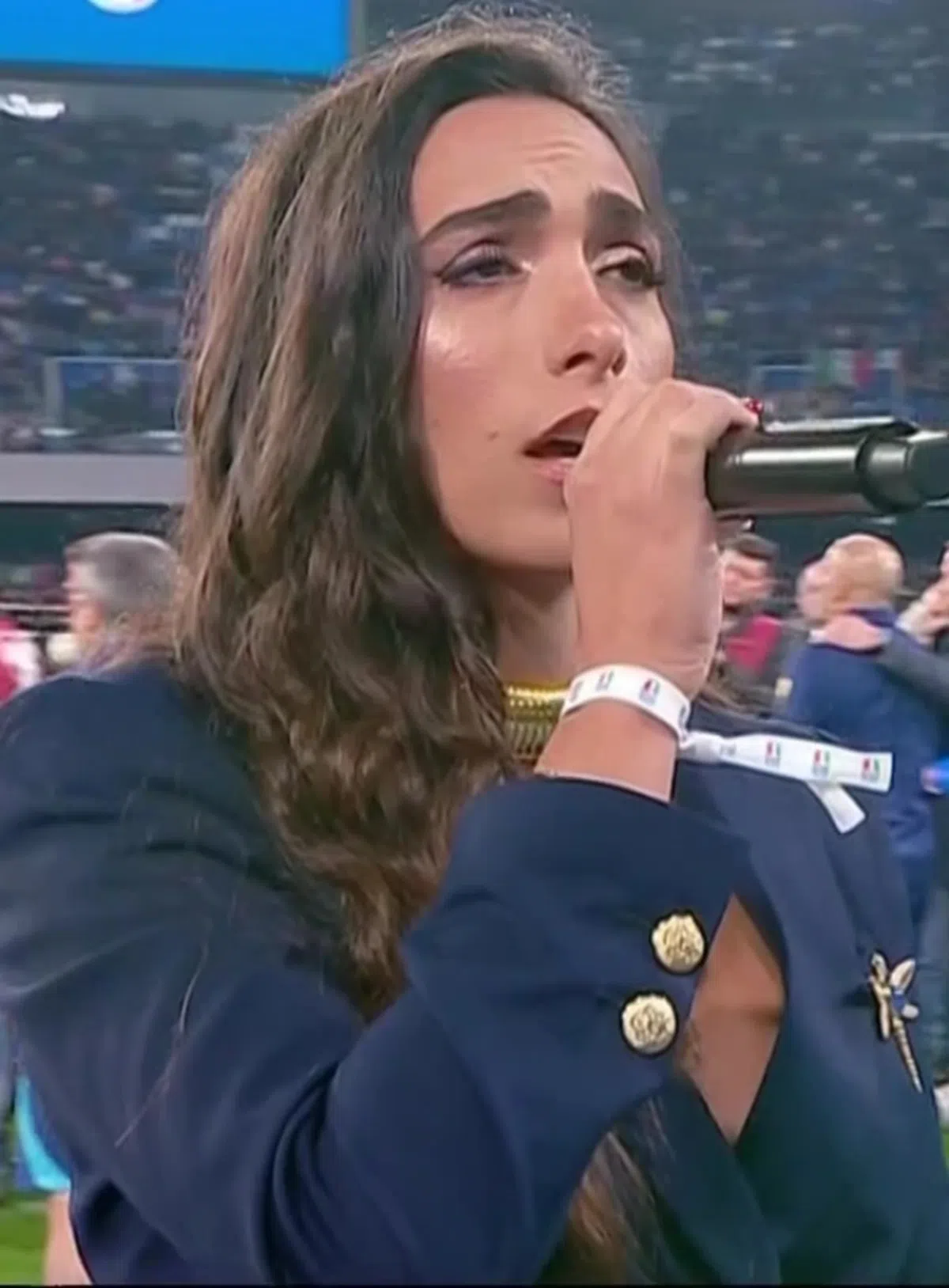 A „masacrat” imnul la Napoli! Solista italiană a izbucnit în plâns după ce a ratat interpretarea „God save The King”
