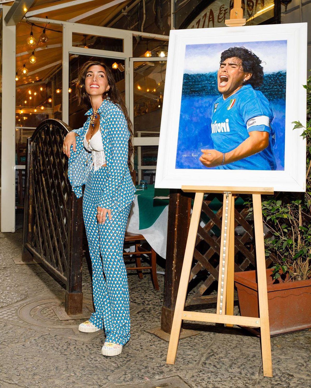 A „masacrat” imnul la Napoli! Solista italiană a izbucnit în plâns după ce a ratat interpretarea „God save The King”