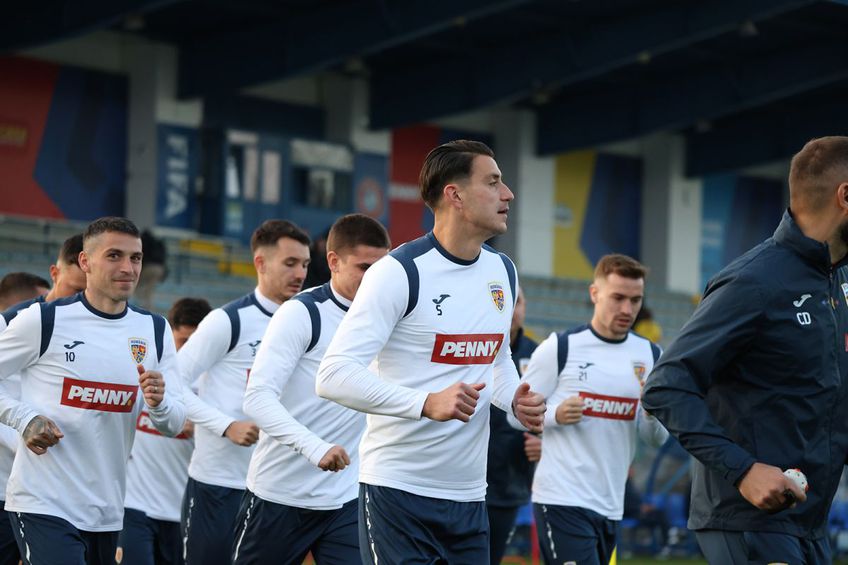 Raul Opruț (în stânga lui Nicolae Stanciu) a ieșit accidentat din antrenament, înaintea meciului cu Andorra