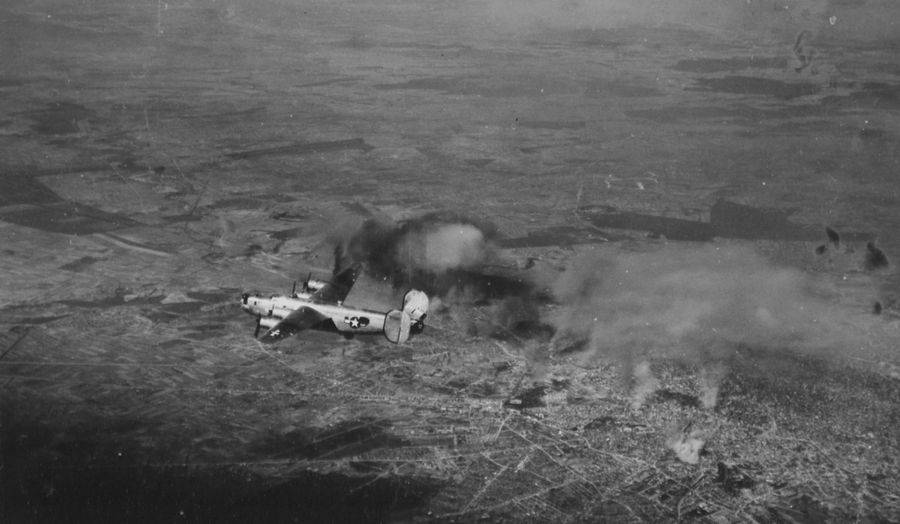 Bombardierele americane au făcut prăpăd în aprilie 1944. Tapalagă, fiind copil, a încercat să ajute la reconstrucție, în baza din Cotroceni FOTO Imago Ștefan Tapalagă, marele scrimer