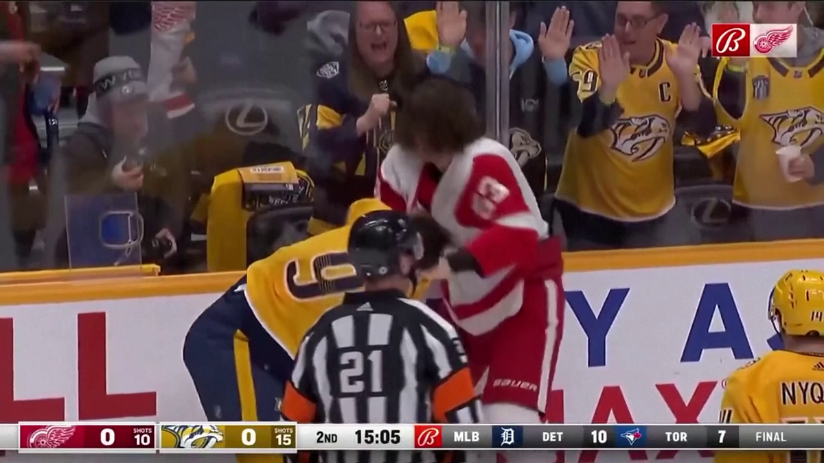 S-au împărțit pumni mai ceva ca într-un ring de box! Imagini incredibile la un meci de hochei