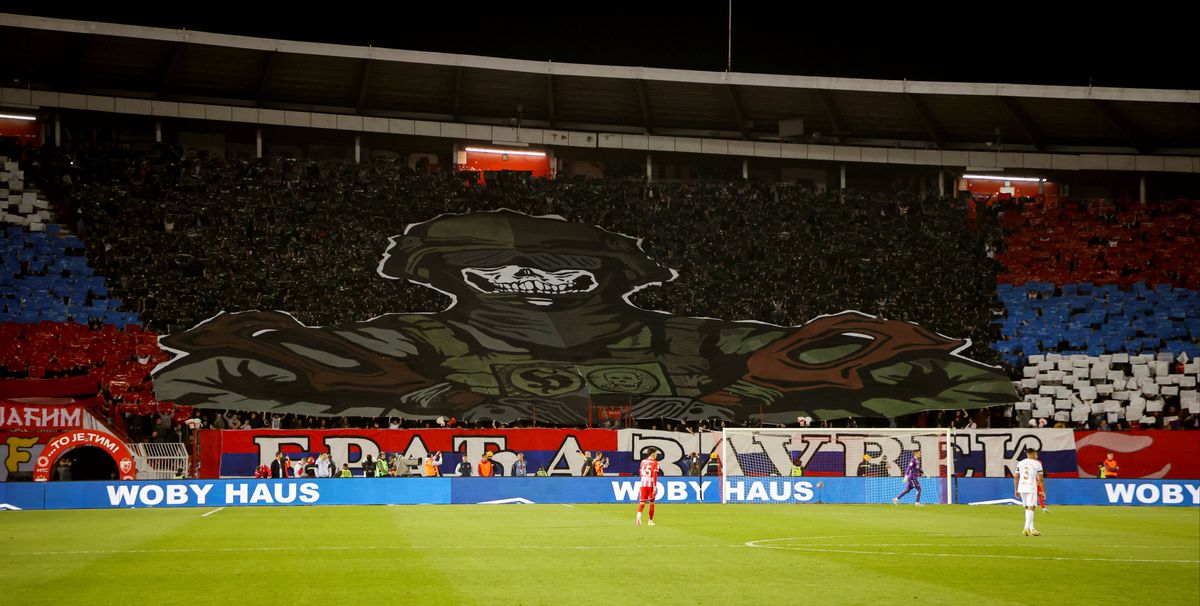 Momente scandaloase în tribune la meciul dintri sârbi și ruși. Ultrașii au aprins torțe în formă de „Z”, simbolul războiului din Ucraina