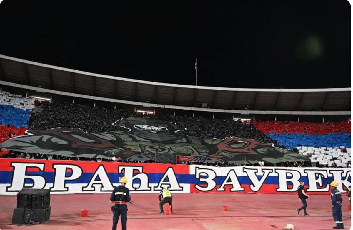 Momente scandaloase în tribune la meciul dintri sârbi și ruși. Ultrașii au aprins torțe în formă de „Z”, simbolul războiului din Ucraina