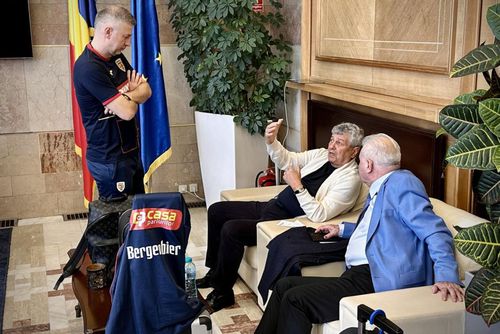 Federația Română de fotbal a postat o imagine specială. Selecționerul Edi Iordănescu a stat de vorbă cu tatăl lui, Anghel Iordănescu, și cu Mircea Lucescu.