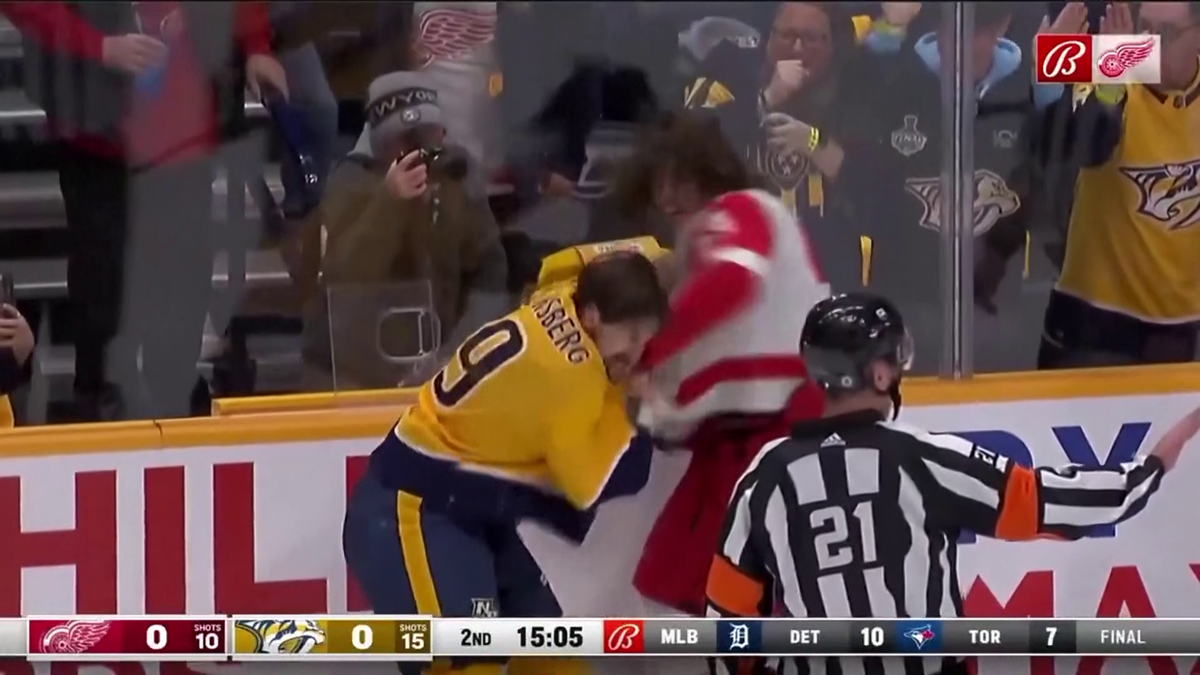 Bătaie pe gheață: Filip Forsberg (Nashville Predators) și Moritz Seider (Detroit Red Wings)