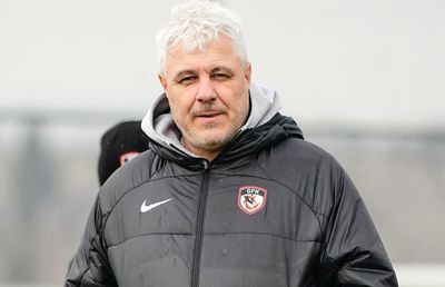 Cum a ratat Șumudică un salariu de 53 de ori mai mare: „Alerga ăla cu geanta de bani pe lângă mine! Îmi pregătiseră deja casa, avea teren de tenis”