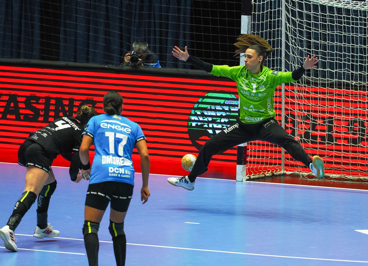 Adi Vasile, declarație curioasă: „Mă bucur că nu ne-am calificat direct” » Invită fetele la petrecere, dar Neagu îl temperează: „Nu facem nuntă”