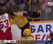 Filip Forsberg (Nashville Predators) și Moritz Seider (Detroit Red Wings) FOTO: captură video