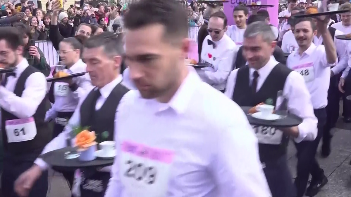 „Este o nebunie!”. Cursa ospătarilor a revenit la Paris după 13 ani » Doi kilometri de parcurs cu o tavă plină în mână