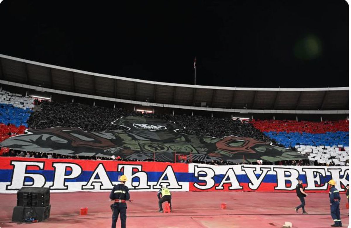 Momente scandaloase în tribune la meciul dintri sârbi și ruși. Ultrașii au aprins torțe în formă de „Z”, simbolul războiului din Ucraina