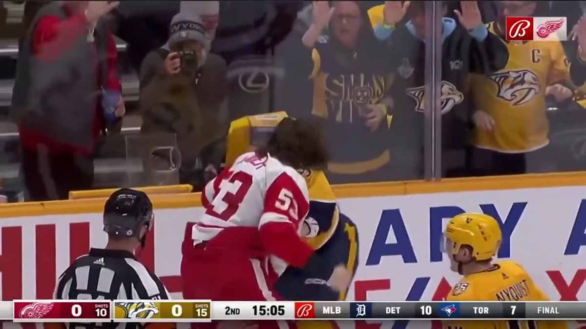 S-au împărțit pumni mai ceva ca într-un ring de box! Imagini incredibile la un meci de hochei