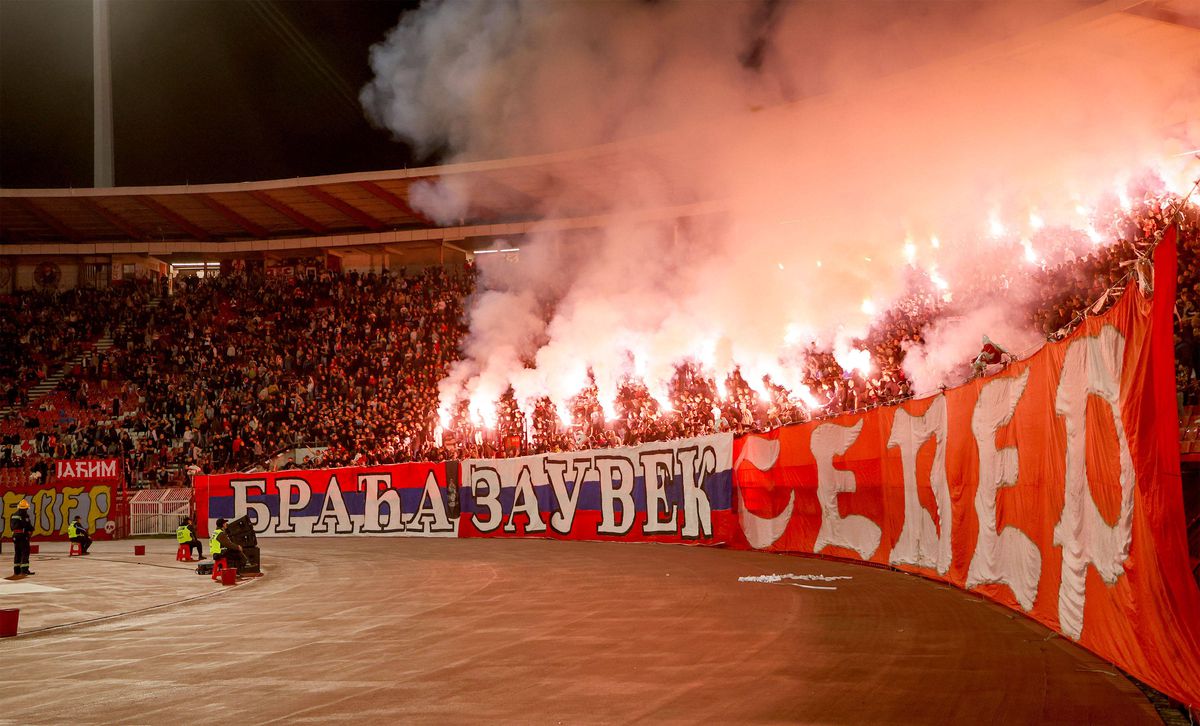 Momente scandaloase în tribune la meciul dintri sârbi și ruși. Ultrașii au aprins torțe în formă de „Z”, simbolul războiului din Ucraina