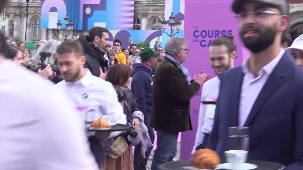 „Este o nebunie!”. Cursa ospătarilor a revenit la Paris după 13 ani » Doi kilometri de parcurs cu o tavă plină în mână