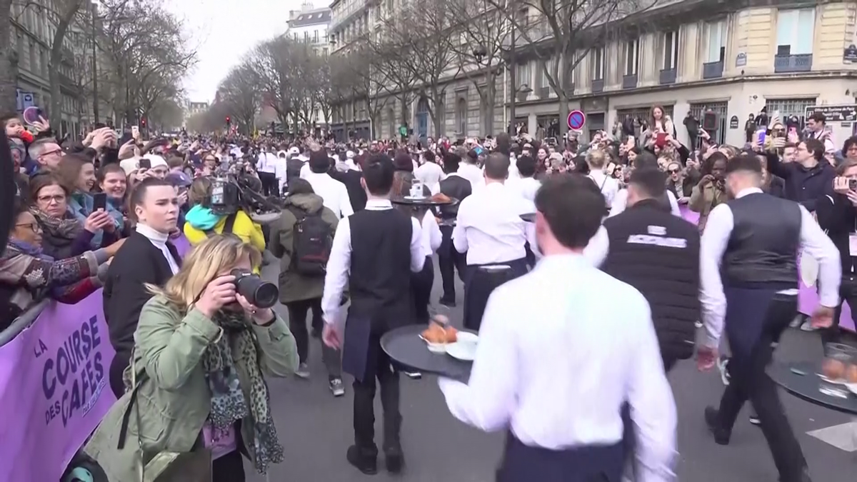 „Este o nebunie!”. Cursa ospătarilor a revenit la Paris după 13 ani » Doi kilometri de parcurs cu o tavă plină în mână