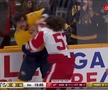 Filip Forsberg (Nashville Predators) și Moritz Seider (Detroit Red Wings) FOTO: captură video