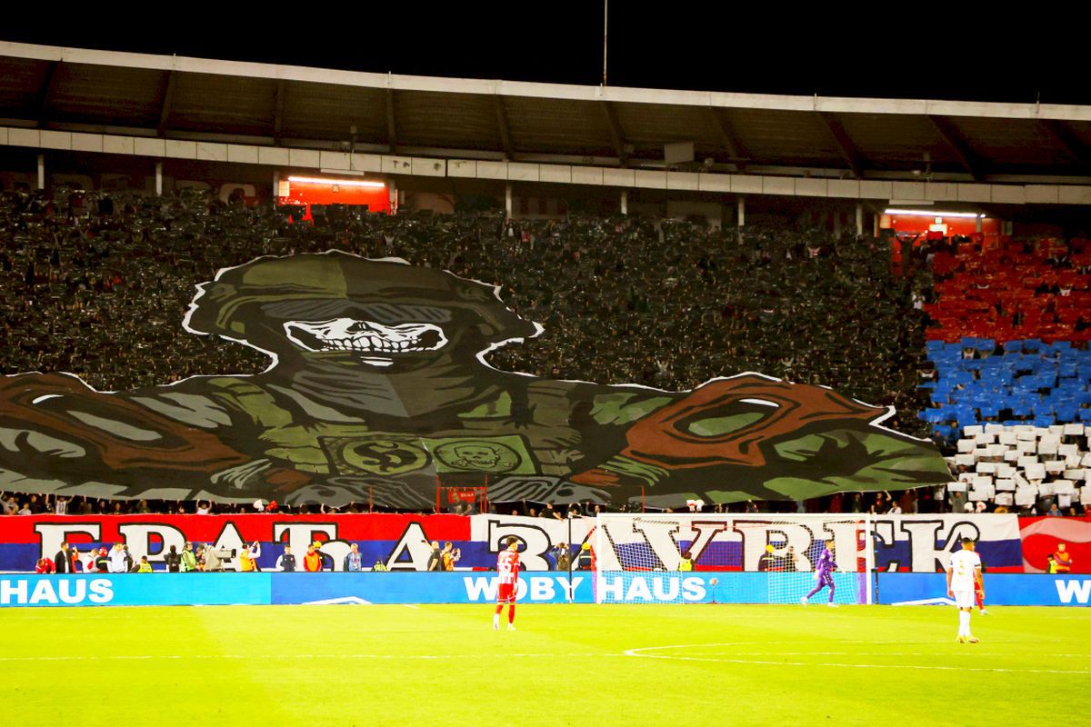 Momente scandaloase în tribune la meciul dintri sârbi și ruși. Ultrașii au aprins torțe în formă de „Z”, simbolul războiului din Ucraina