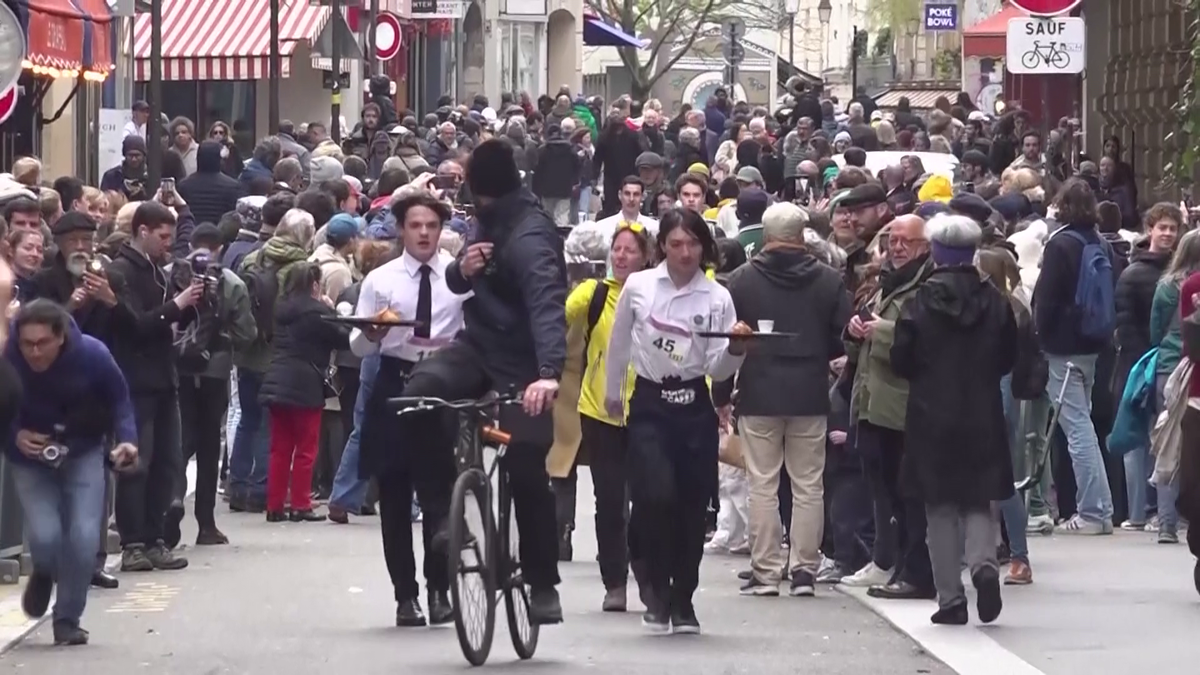 „Este o nebunie!”. Cursa ospătarilor a revenit la Paris după 13 ani » Doi kilometri de parcurs cu o tavă plină în mână