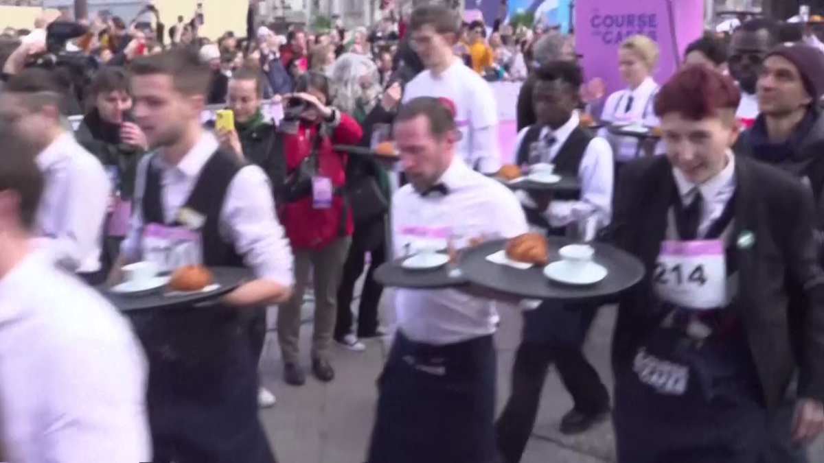 „Este o nebunie!”. Cursa ospătarilor a revenit la Paris după 13 ani » Doi kilometri de parcurs cu o tavă plină în mână