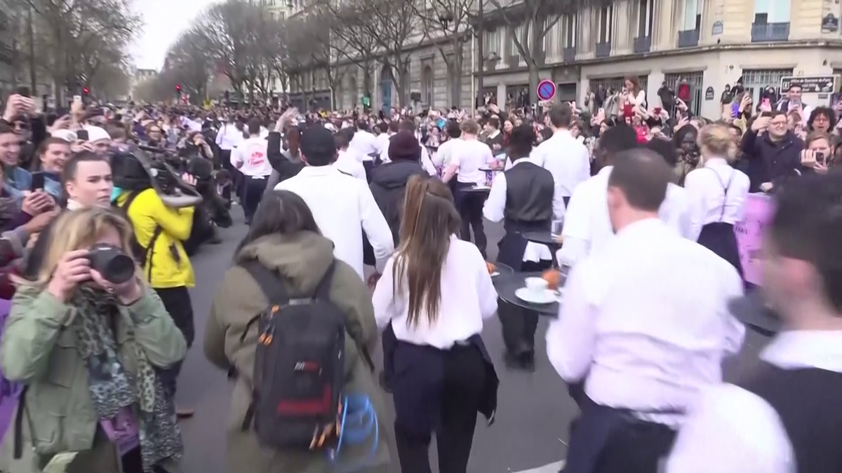 „Este o nebunie!”. Cursa ospătarilor a revenit la Paris după 13 ani » Doi kilometri de parcurs cu o tavă plină în mână