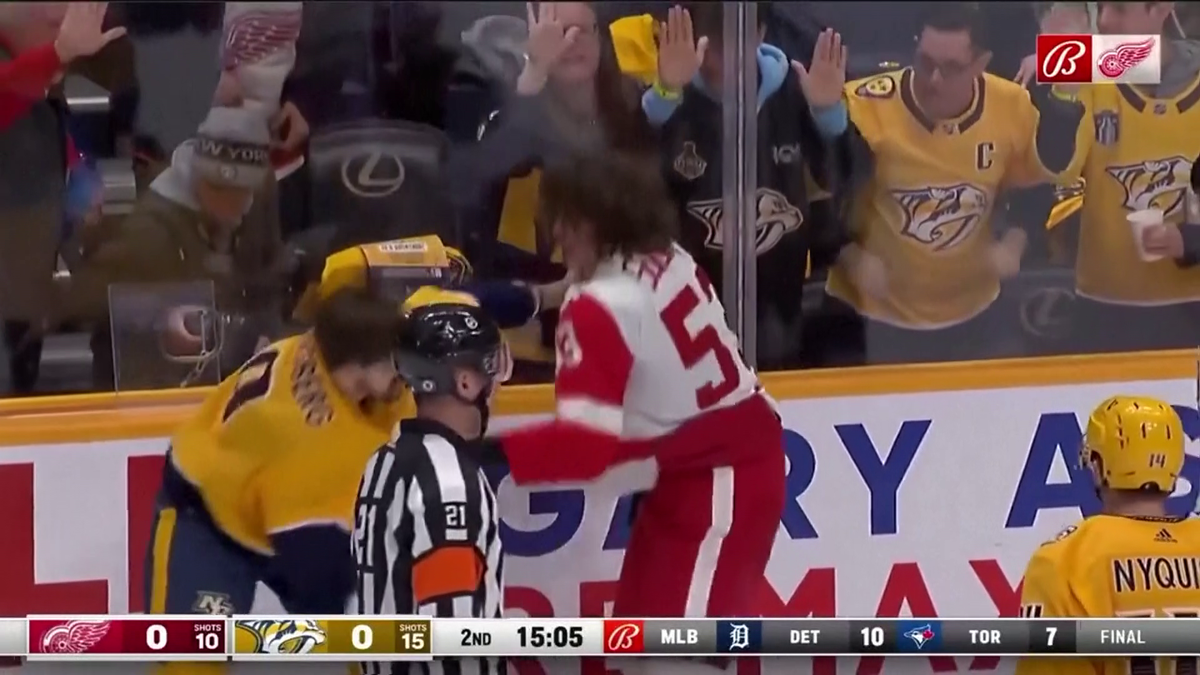 S-au împărțit pumni mai ceva ca într-un ring de box! Imagini incredibile la un meci de hochei