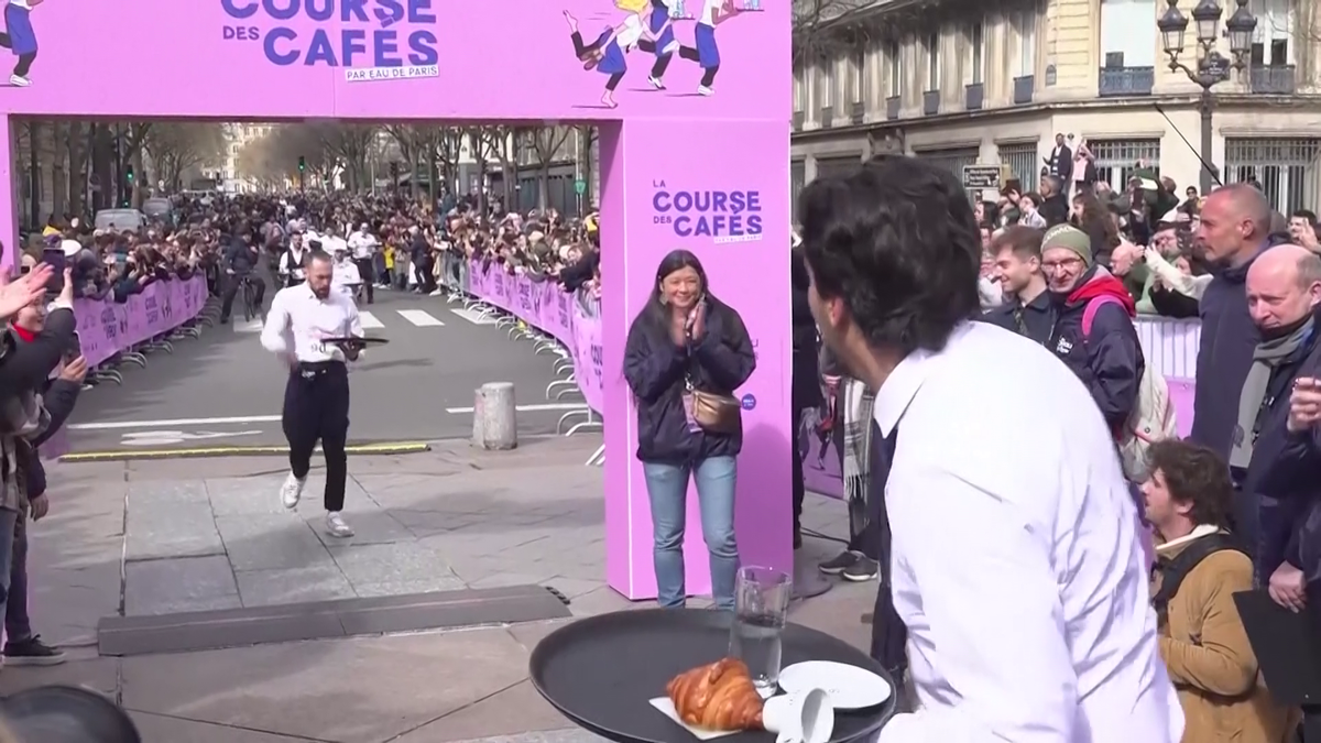 „Este o nebunie!”. Cursa ospătarilor a revenit la Paris după 13 ani » Doi kilometri de parcurs cu o tavă plină în mână