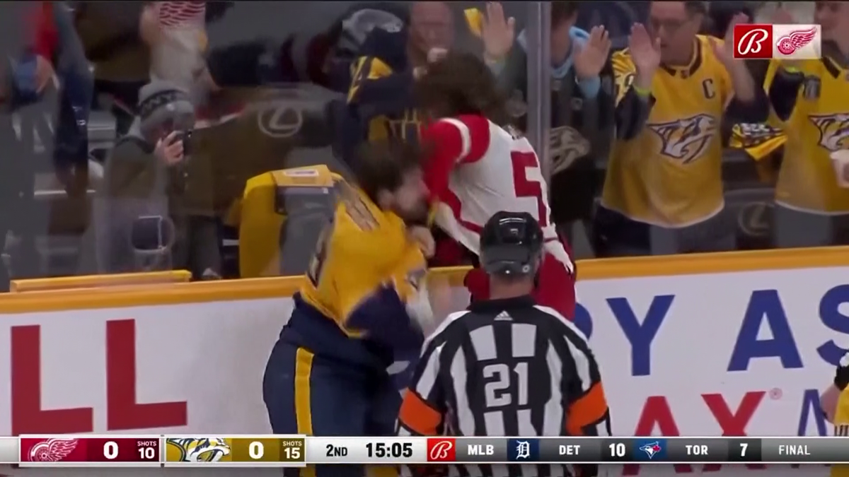 S-au împărțit pumni mai ceva ca într-un ring de box! Imagini incredibile la un meci de hochei