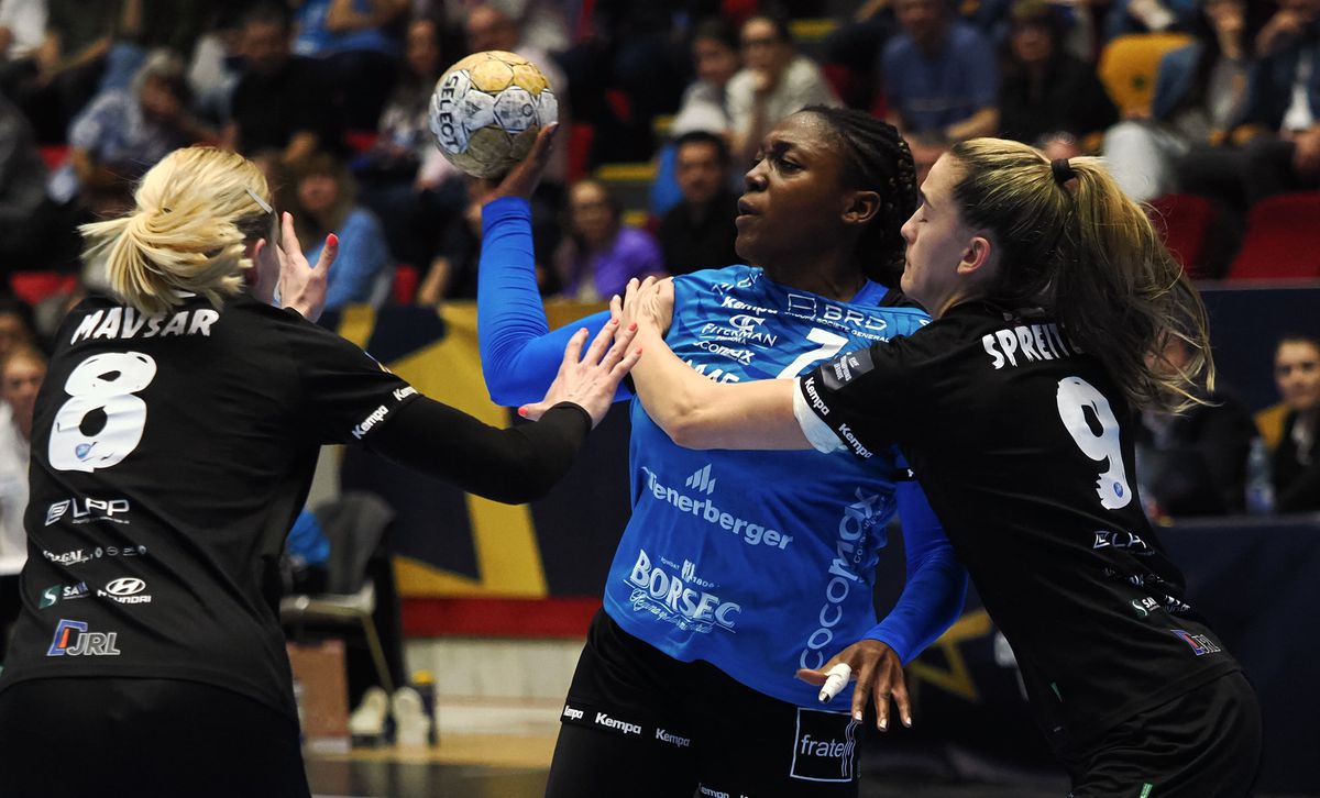 Adi Vasile, declarație curioasă: „Mă bucur că nu ne-am calificat direct” » Invită fetele la petrecere, dar Neagu îl temperează: „Nu facem nuntă”