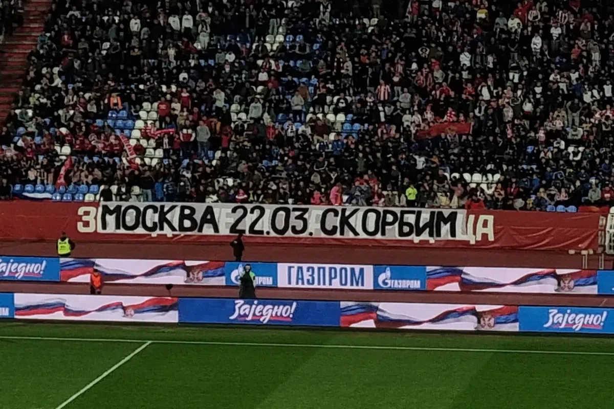 Momente scandaloase în tribune la meciul dintri sârbi și ruși. Ultrașii au aprins torțe în formă de „Z”, simbolul războiului din Ucraina