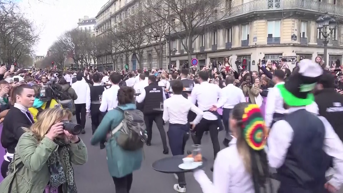 „Este o nebunie!”. Cursa ospătarilor a revenit la Paris după 13 ani » Doi kilometri de parcurs cu o tavă plină în mână