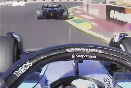 Fernando Alonso, în fața mașinii lui George Russell