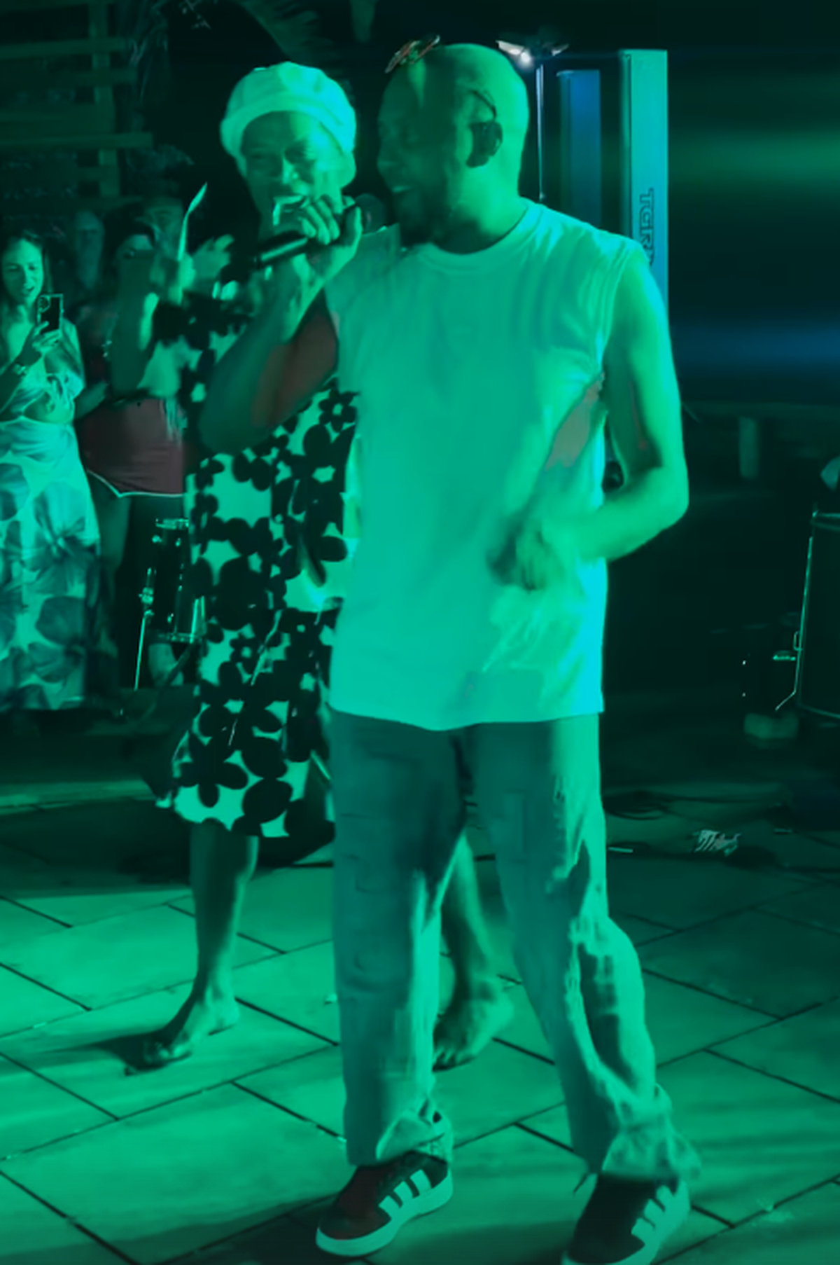 Ronaldinho a petrecut ca-n povești, 3 zile și 3 nopți » Imagini geniale: grătare și dans pe mese până în zori