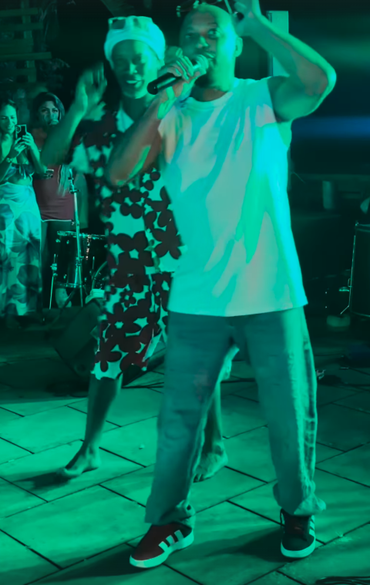 Ronaldinho a petrecut ca-n povești, 3 zile și 3 nopți » Imagini geniale: grătare și dans pe mese până în zori