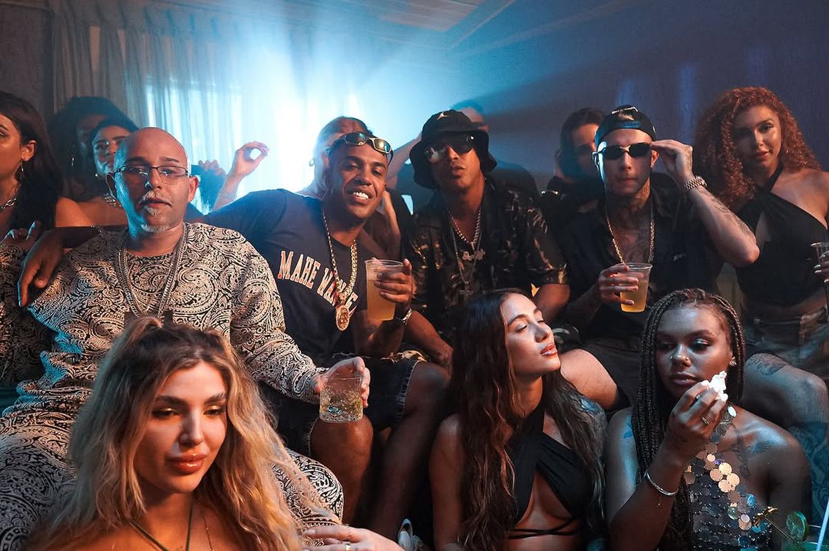 Ronaldinho a petrecut ca-n povești, 3 zile și 3 nopți » Imagini geniale: grătare și dans pe mese până în zori