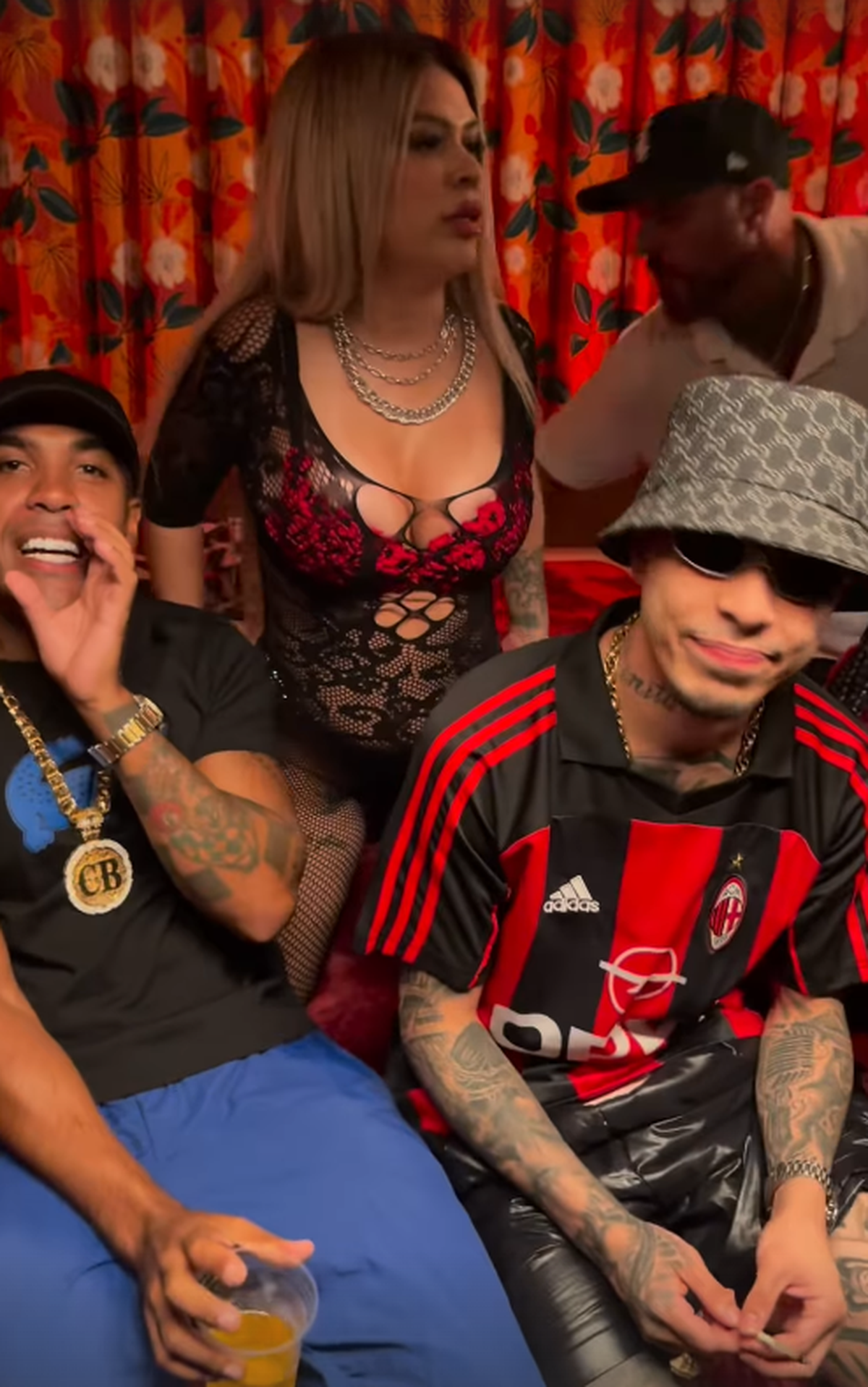 Ronaldinho a petrecut ca-n povești, 3 zile și 3 nopți » Imagini geniale: grătare și dans pe mese până în zori