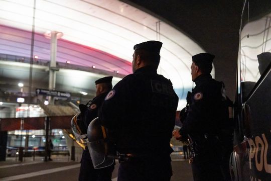 Poliția din Paris a avut duminică deară destule probleme cu ultrașii extremiști croați / Foto: X Laurent Nunez
