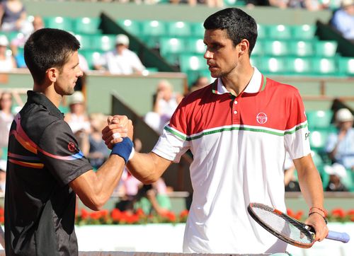 Novak Djokovic și Victor Hănescu. FOTO: Imago