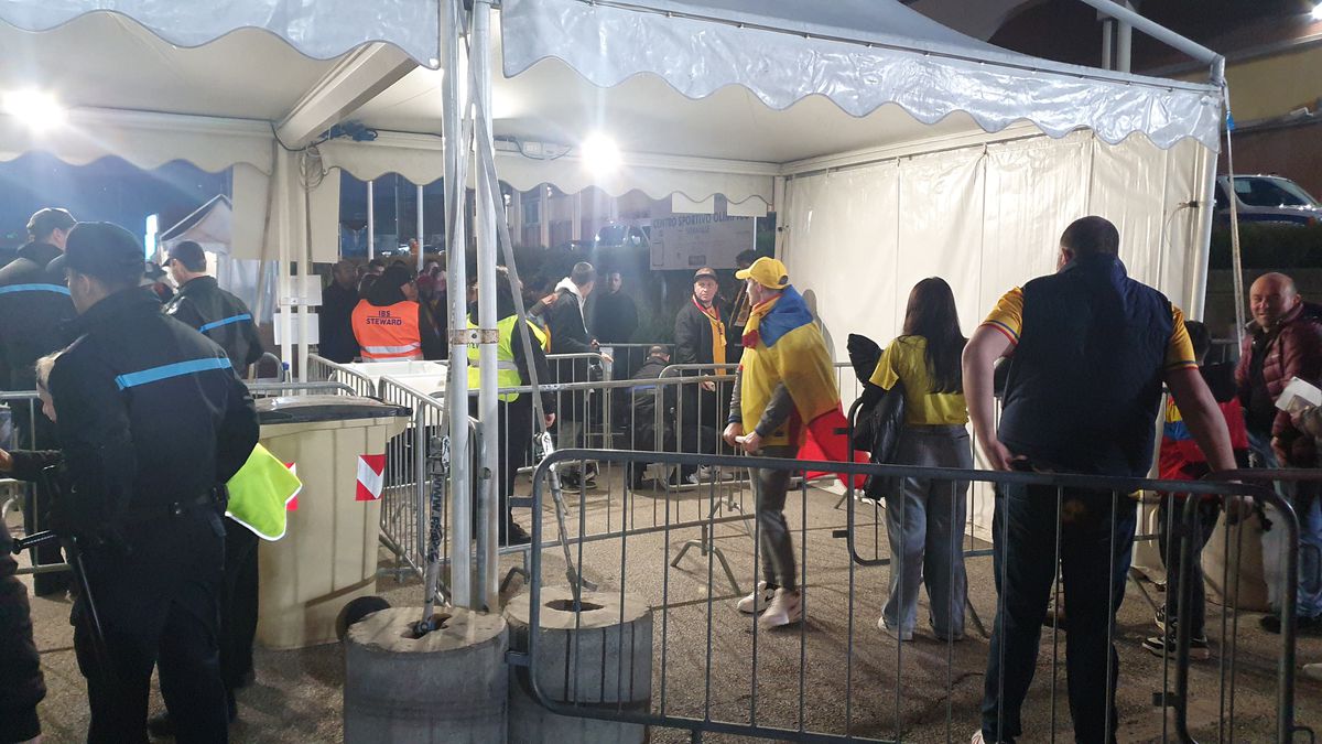 Cozi la porți înainte de San Marino - România / foto: Cristi Preda