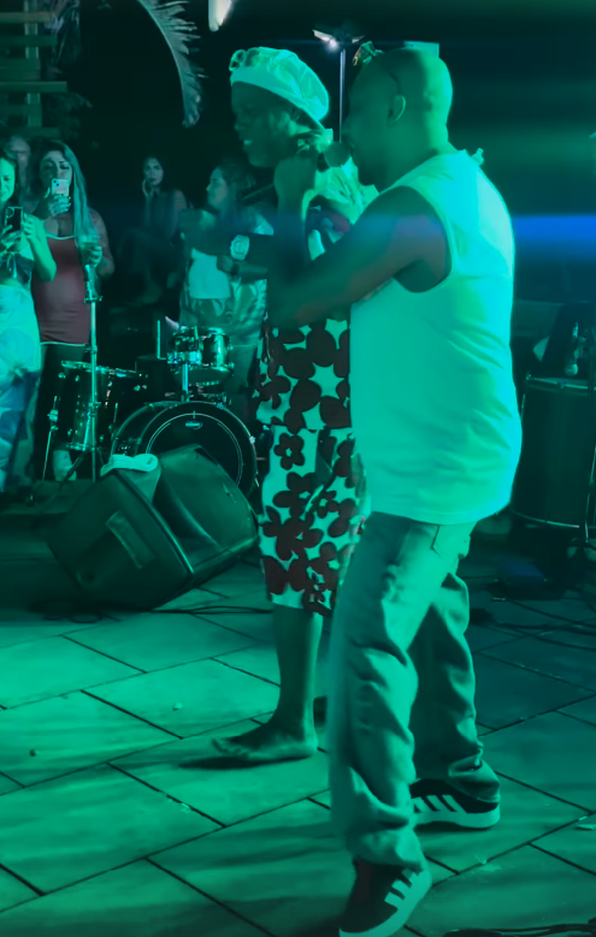 Ronaldinho a petrecut ca-n povești, 3 zile și 3 nopți » Imagini geniale: grătare și dans pe mese până în zori