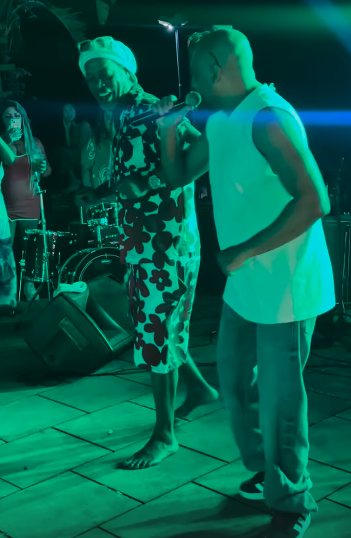 Ronaldinho a petrecut ca-n povești, 3 zile și 3 nopți » Imagini geniale: grătare și dans pe mese până în zori