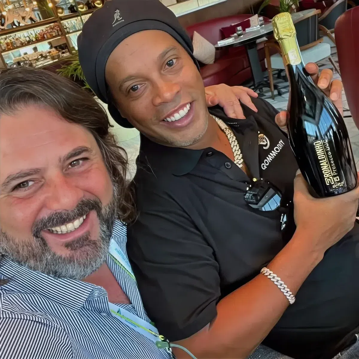 Ronaldinho a petrecut ca-n povești, 3 zile și 3 nopți » Imagini geniale: grătare și dans pe mese până în zori