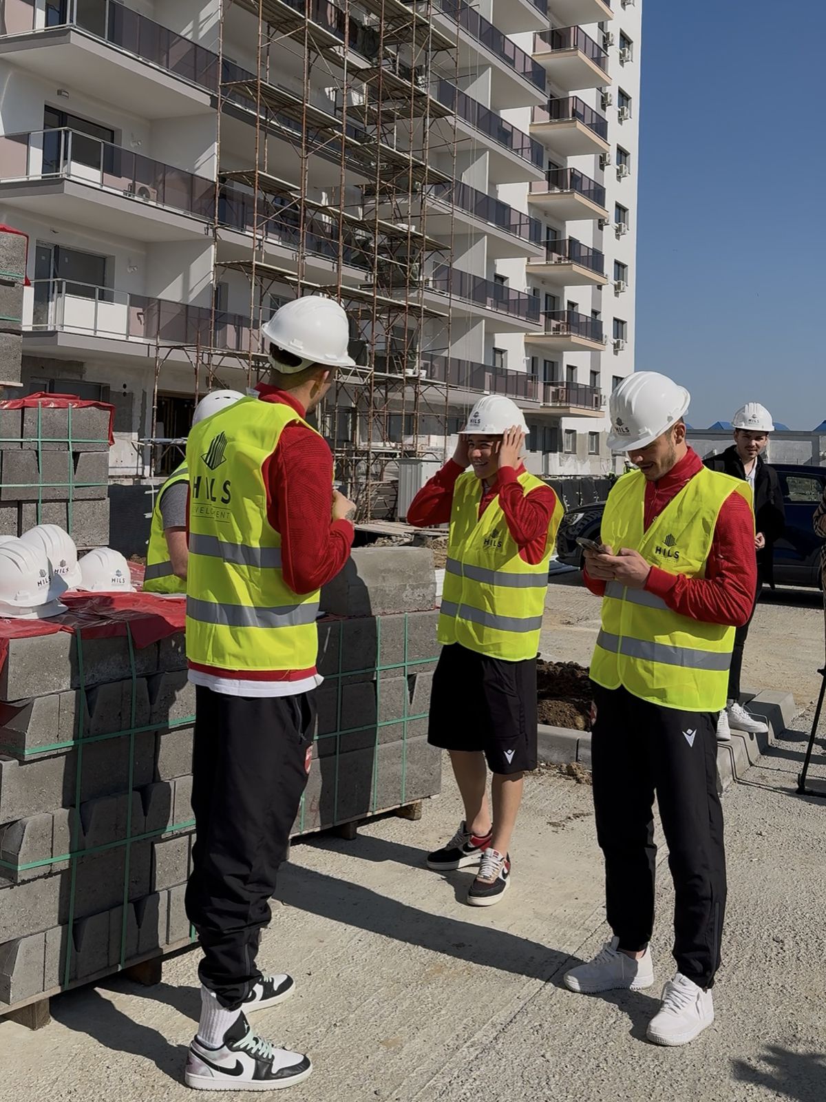 Trei jucători dinamoviști pe șantierul HILS din zona Republica