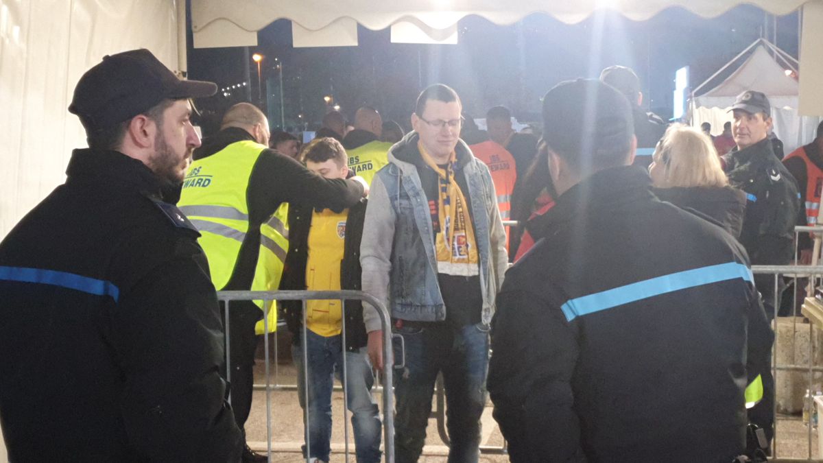 Cozi la porți înainte de San Marino - România / foto: Cristi Preda