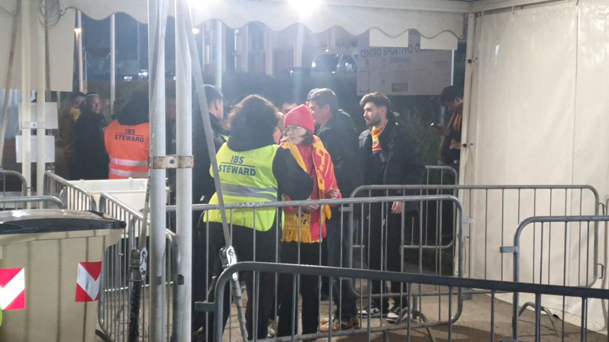 Cozi la porți înainte de San Marino - România / foto: Cristi Preda