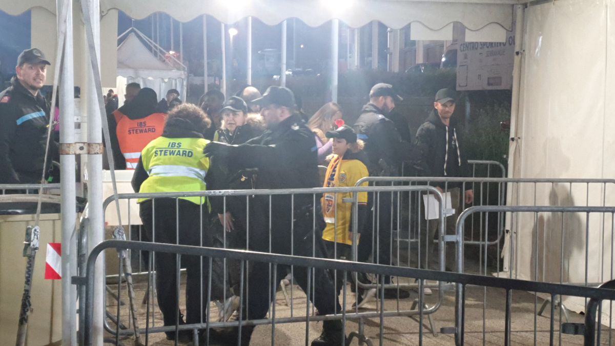 Cozi la porți înainte de San Marino - România / foto: Cristi Preda