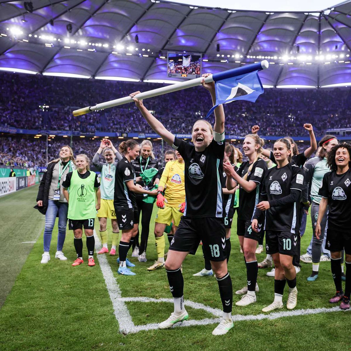 Record de spectatori în fotbalul feminin: 57.000 de fani la semifinala istorică Hamburg – Werder Bremen